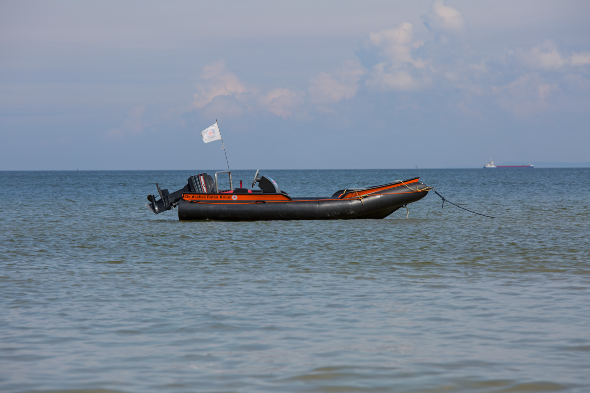 DRK Schlauchboot am Strand von Heringsdorf. - 28.06.2014
