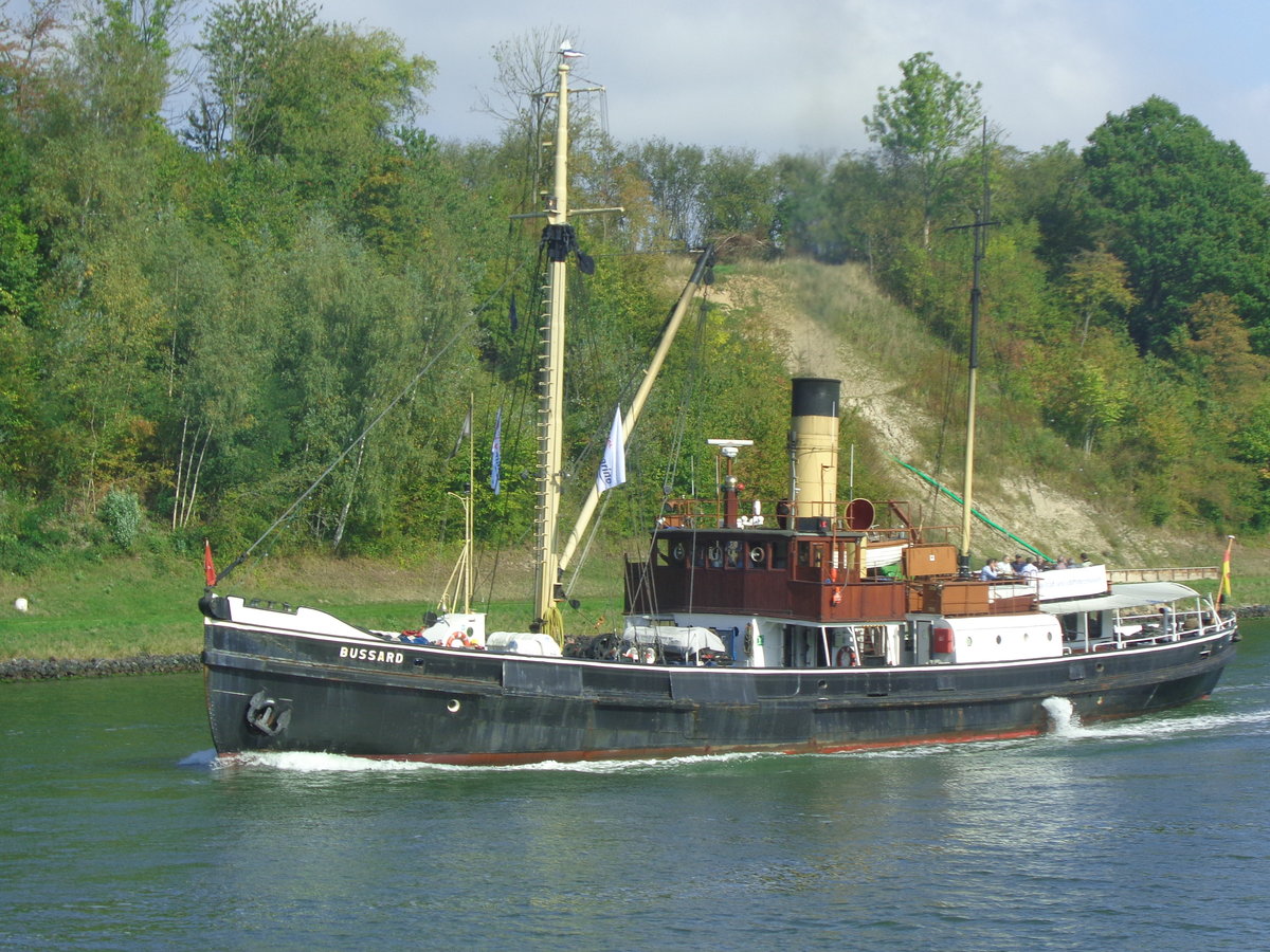 DS  BUSSARD am 12-09-2014 in Landwehr am NOK. 1906 bei L.Mayer in Papenburg als 
Tonnenleger gebaut. Bis 1919 war Sonderburg der Heimathafen danach KIEL.
