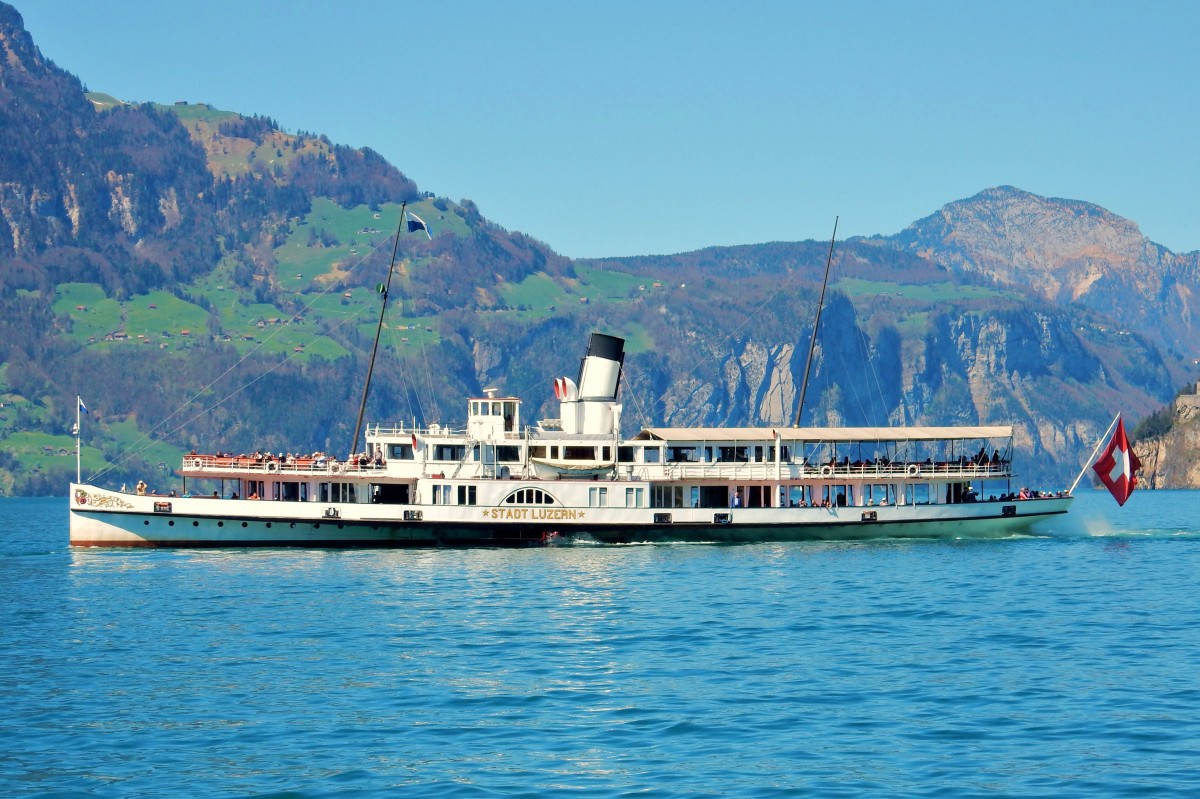 DS STADT LUZERN, bei Flüelen. Eigner: Schifffahrtsgesellschaft des Vierwaldstättersees (SGV). (Flüelen liegt rechts der Reusseinmündung am südlichen Ende des Urnersees, einem Arm des Vierwaldstättersees) - 22.04.2015