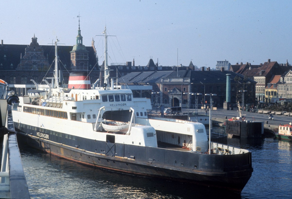 DSB-Eisenbahnfähre  MF Helsingør  im DSB-Fährbett im Hafen von Helsingør am 16. Oktober 1974. - Das Fährschiff wurde 1955 für die Fährlinie Helsingør - Helsingborg (Schweden) von der  Helsingør Skibsværft  gebaut. 1987 wurde das Schiff aus dem Fährverkehr gezogen.  