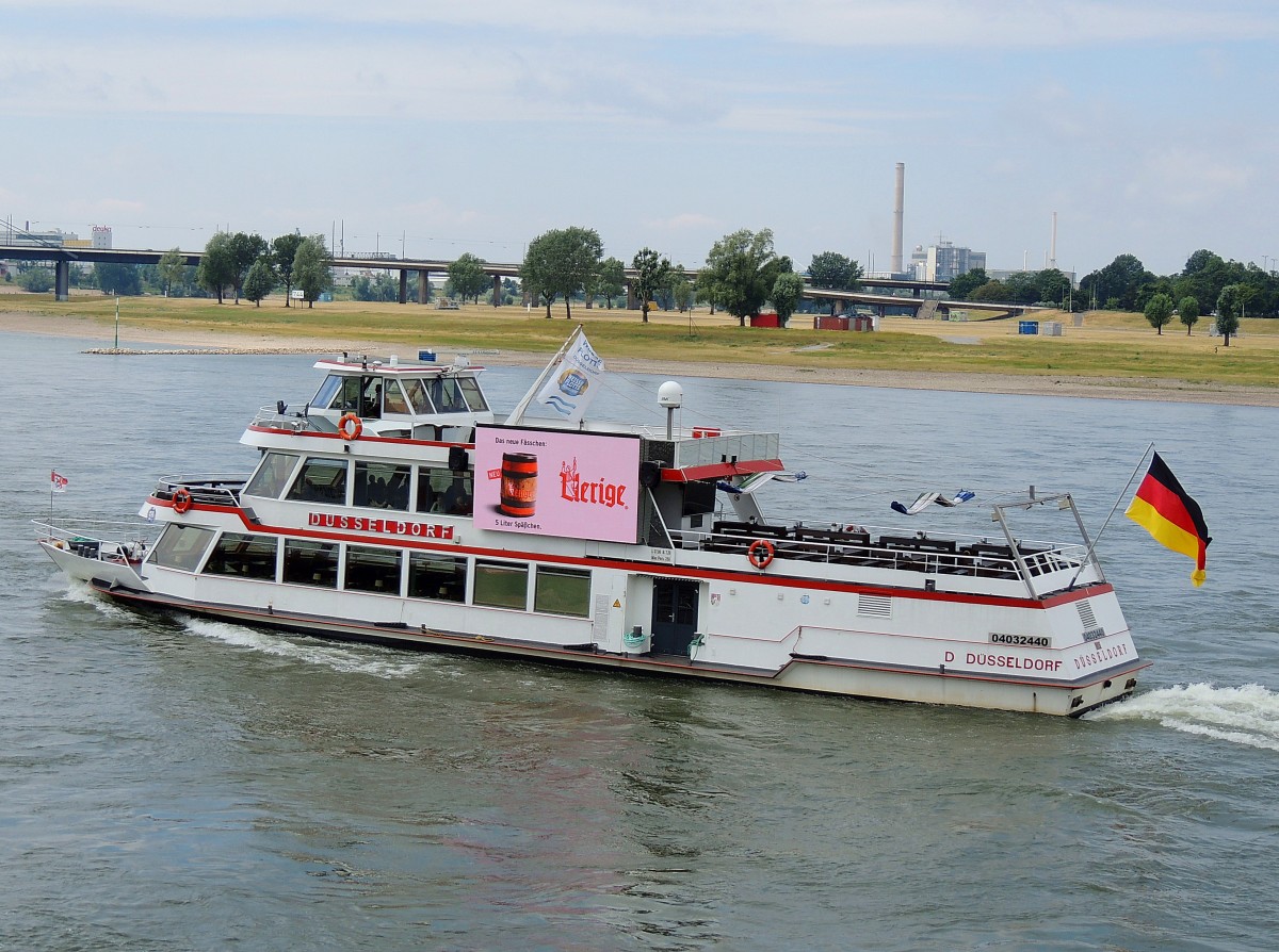 DÜSSELDORF(04032440; L=37; B=7,2m; 370kW; max.250Pass; Bj.1992) absolviert in gleichnamiger Stadt eine Flußrundfahrt; 150613