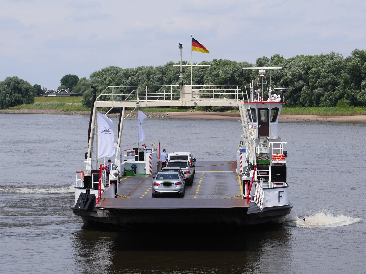 Durchblick auf Fähre  HOOPTER MÖWE 2  nach Ablegen auf der Elbe in Hoopte; 20.06.2016
