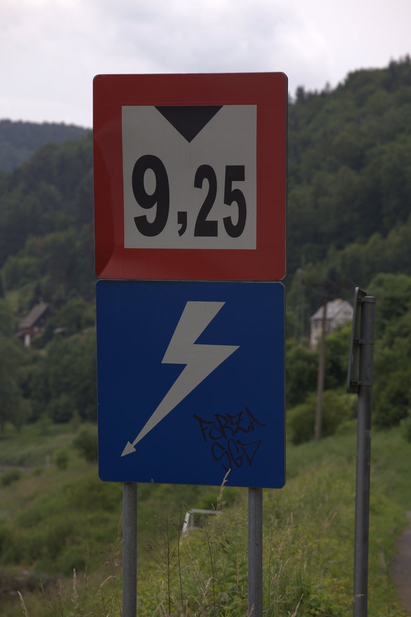 Durchfahrtshöhe 9,25 M , hier überquert eine Freileitung die Elbe , Nähe Decin.
11.06.2016 10:41 Uhr.