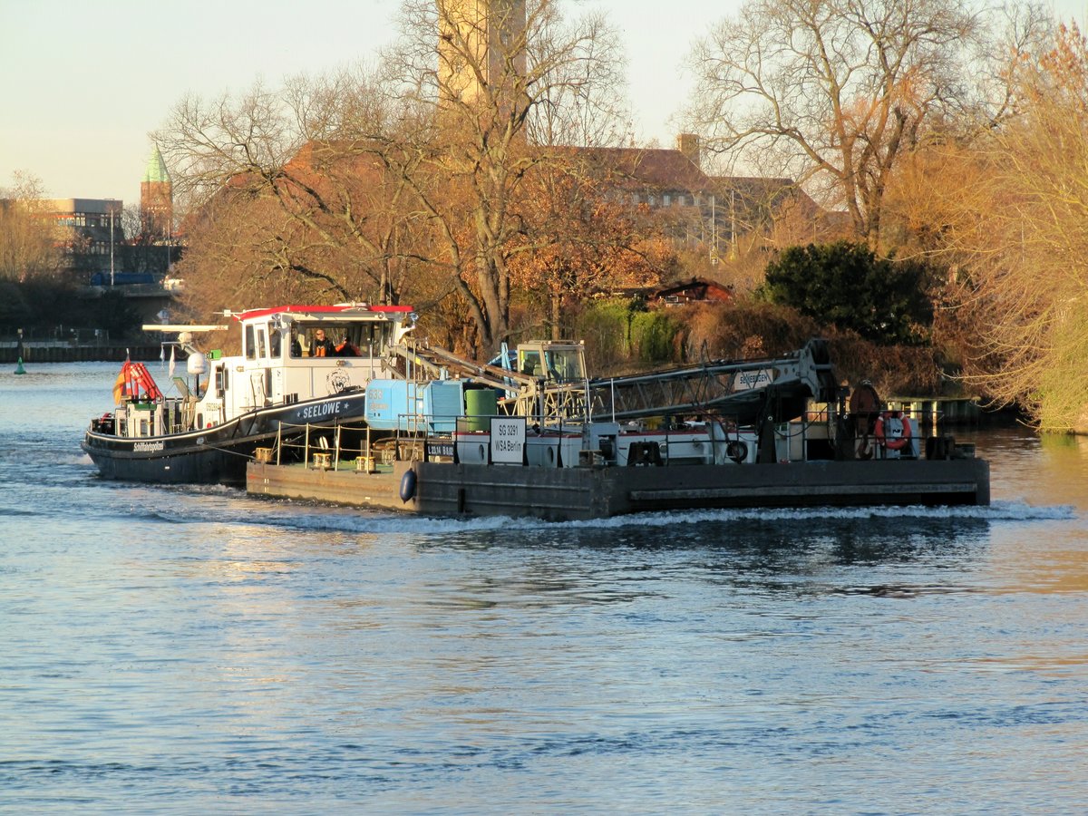 EB Seelöwe (05028840 , 22 x 5,10m) schob am 29.11.2016 den Ponton SG 3291 (23,14 x 8,02m) auf der Havel in Berlin-Spandau zu Tal. Beide Fahrzeuge sind vom WSA Berlin.