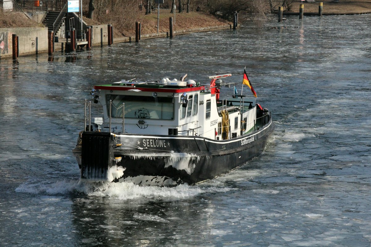 EB Seelöwe (05028840 , 22 x 5,10m) am 02.03.2018 auf der Spree in Berlin-Charlottenburg zu Tal unterwegs.