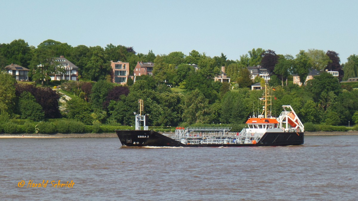 EBBA 2 (IMO 9588914)  am 6.6.2015, Hamburg, Elbe Höhe Bubendeyufer / 
Doppelhüllen-Öl-Produktentanker / BRZ 499 / Lüa 51,97 m, B 10,62 m , Tg  m / 1 Diesel, Caterpillar, 746 kW (1015 PS), 11 kn / gebaut 2011 bei Lindenau Werft, Kiel / Eigner: Glüsing, Cuxhaven, Flagge: Deutschland, Heimathafen: Cuxhaven /
