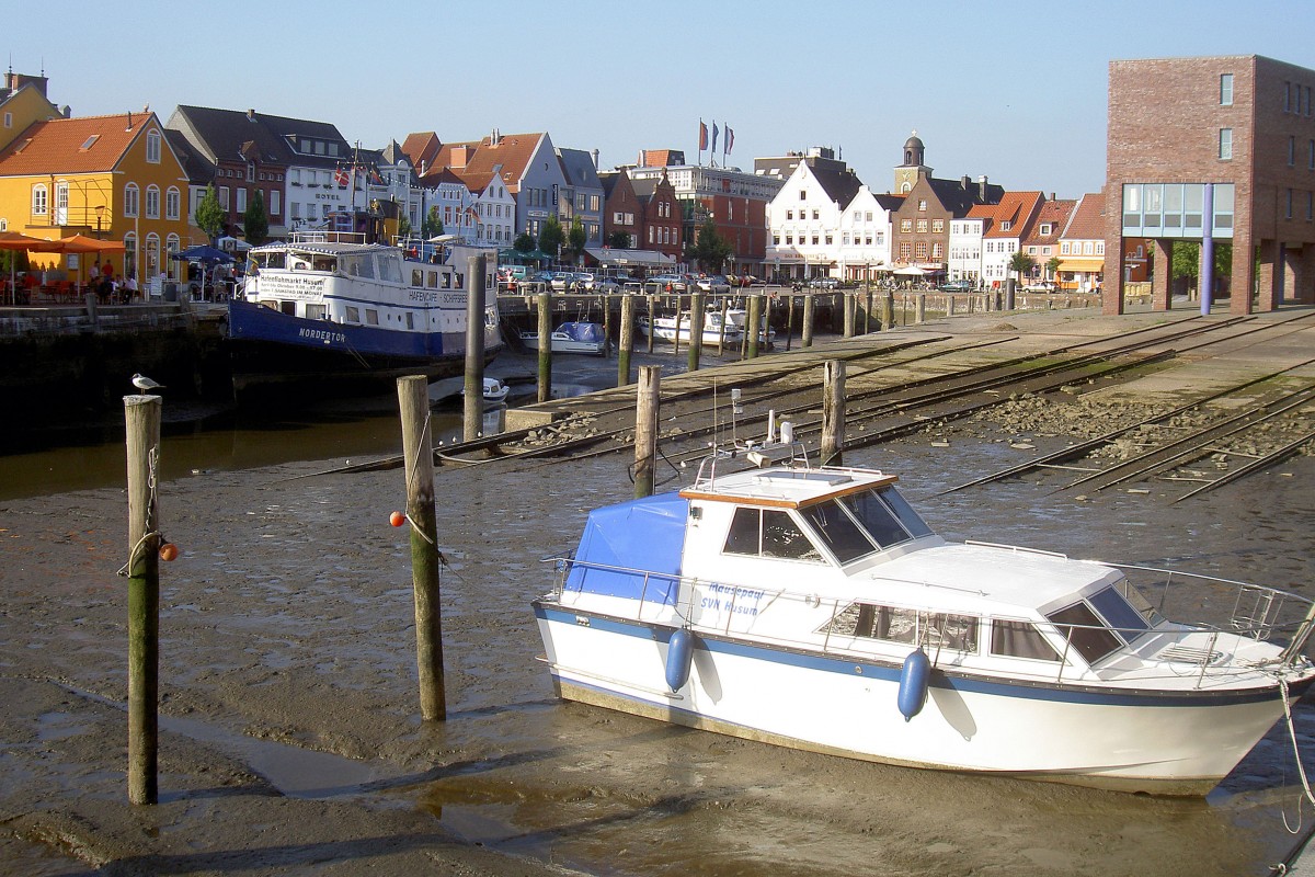 Ebbe an der Slipanlage der alten Werft in Husum. Aufnahme: Juli 2006.