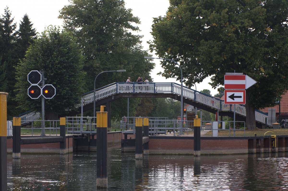 Eben gerade ffnen sich die Tore der Stadtschleuse in Plau (Eldekanal) 29.08.2013 16:38 Uhr