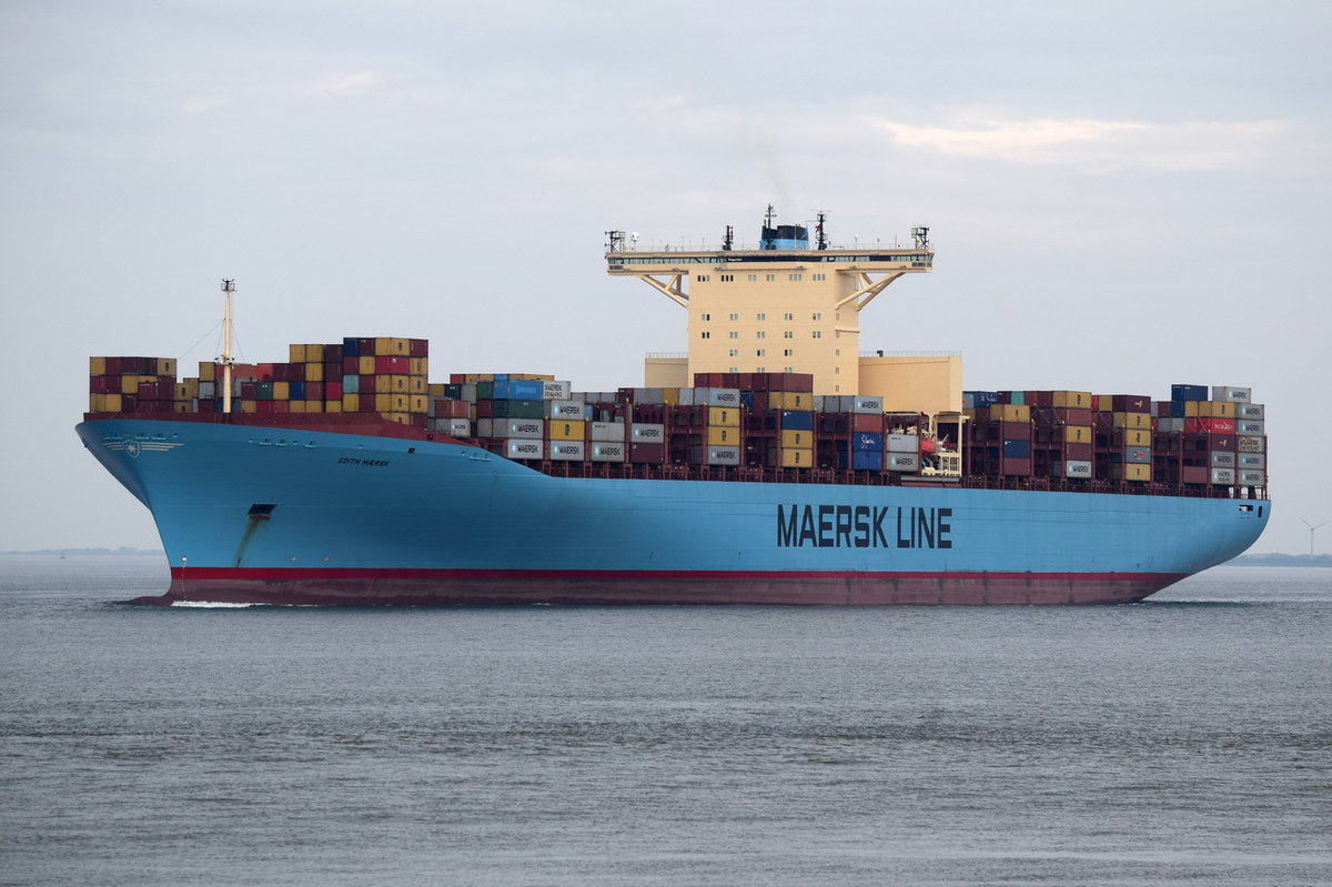 EDITH MAERSK , Containerschiff , IMO 9321548 , Baujahr 2007 , 15500 TEU , 397.7 × 56.4m , 16.05.2017  Cuxhaven
    