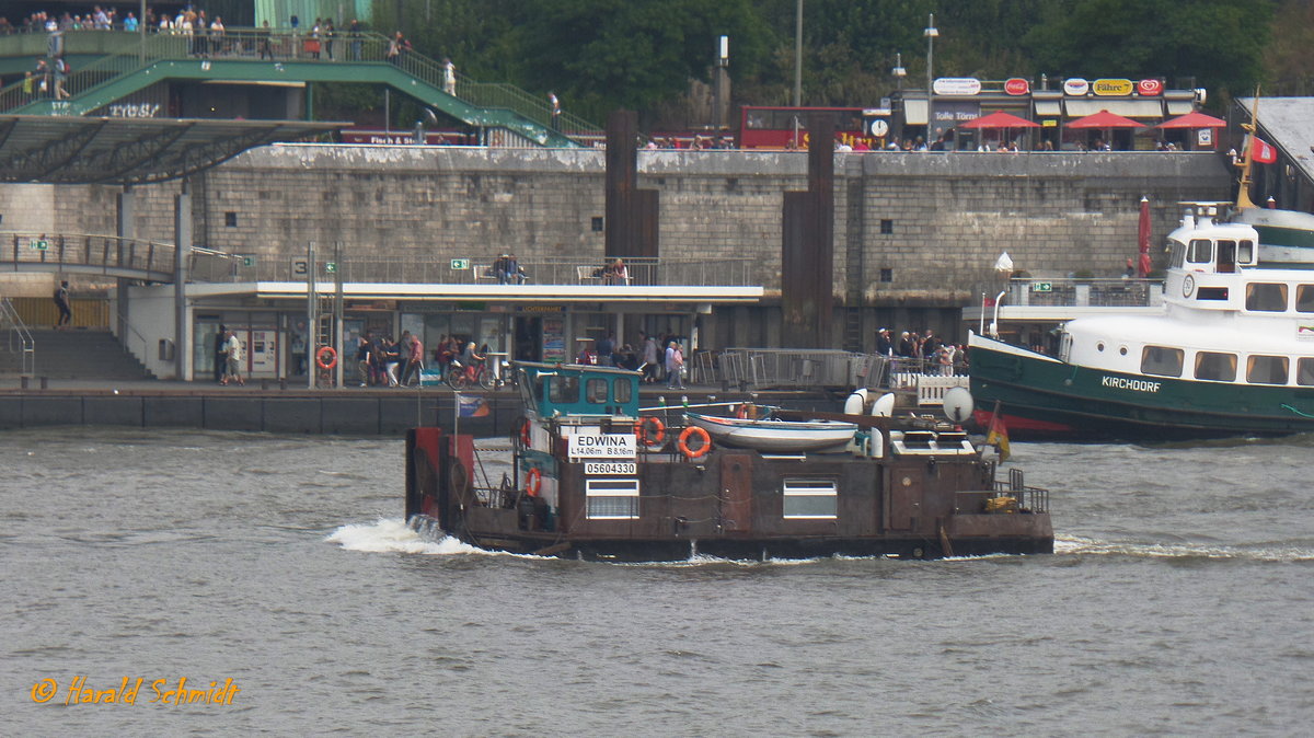 EDWINA (ENI 05604330) am 1.9.2016, Hamburg, Elbe Höhe Landungsbrücken /
Ex-Namen: SCH 2352, 
Schubschiff / Lüa 14,06 m, B 8,16 m, Tg 1,2 m / 2 Diesel, SKL 6VD 14,5/12-1, ges. 353 kW, (480 PS) /gebaut 1966 bei VEB Rosslauer Schiffswerft / Eigner: Ed-Line, Berlin Flagge: D, Heimathafen: Berlin /
