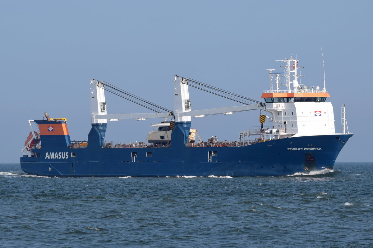 EEMSLIFT HENDRIKA , Heavy Load Carrier , IMO 9671486 , Baujahr 2015 , 111.6m × 16.8m ,  bei der Alten Liebe Cuxhaven am 06.09.2018 