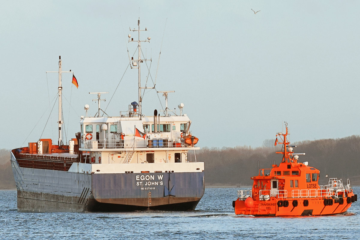 EGON W (IMO: 9279018, MMSI: 304520000) am 30.12.2018 Lübeck-Travemünde verlassend.   Gesamtlänge x Grösste Breite: 82.5m × 12.52m, Baujahr 2004 