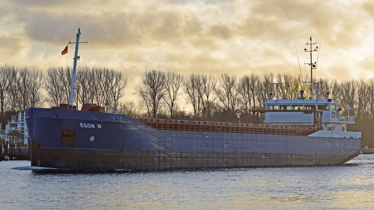 EGON W (IMO: 9279018, MMSI: 304520000) am 30.12.2018 Lübeck-Travemünde verlassend