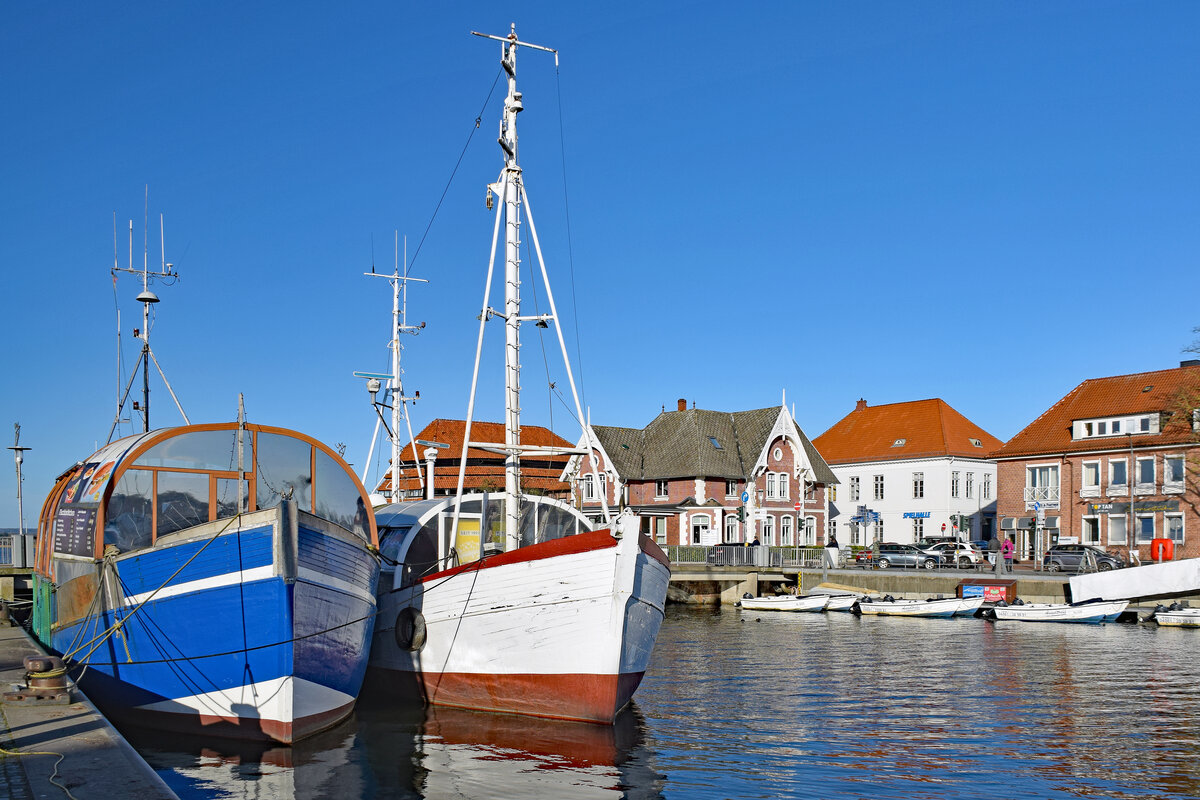 Ehemalige Fischereifahrzeuge im Hafen von Neustadt / Holstein am 28.01.2022. Links im Bild: INGE-LORE