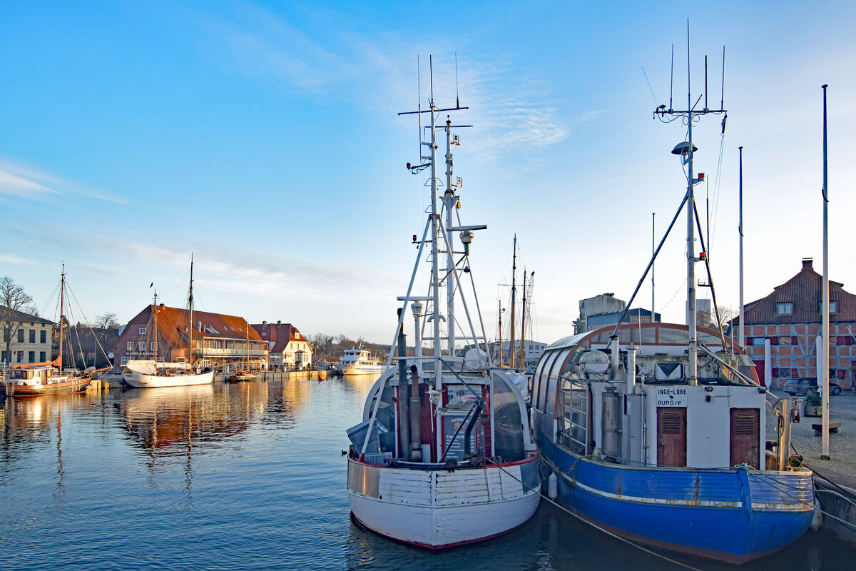 Ehemalige Fischereifahrzeuge im Hafen von Neustadt / Holstein am 28.01.2022. Rechts im Bild: INGE-LORE