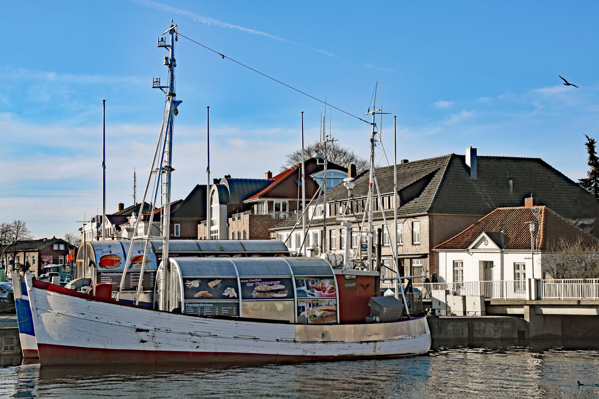 Ehemalige Fischereifahrzeuge im Hafen von Neustadt / Holstein am 28.01.2022. 