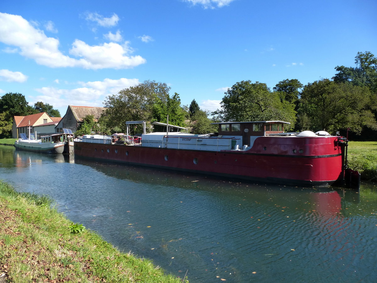 ehemalige Frachtschiffe, festgemacht als Hausboote, sdlich von Plobsheim/Elsa, Okt.2016