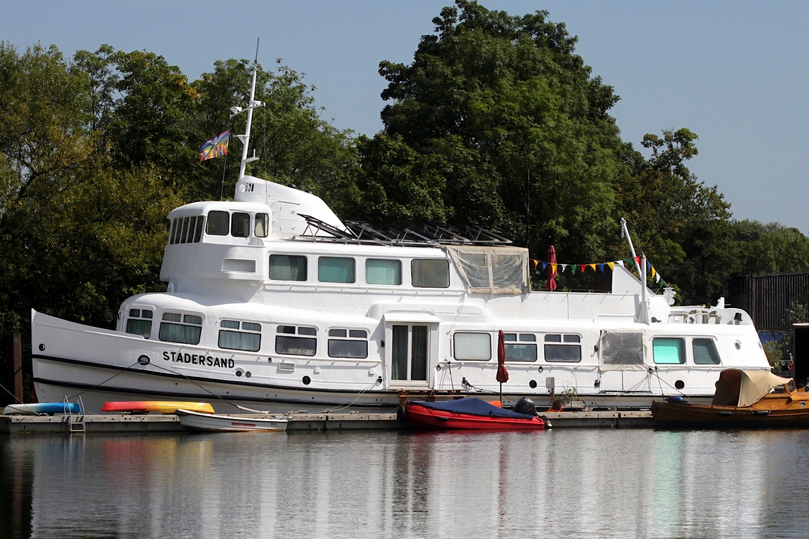 Ehemalige Hadag Hafenf�hre STADERSAND; Eigner/Betreiber: privat; Datum: 11.08.2025; Aufnahmeort: Elbe/Hafen Hamburg (Harburger Binnenhafen), Deutschland. Aktuell wird die STADERSAND  als Wohn- bzw. B�roschiff genutzt.