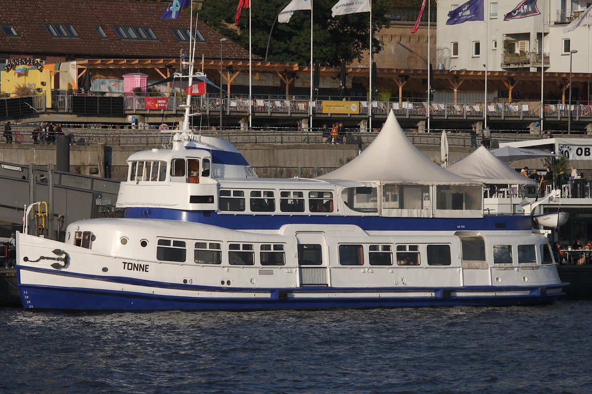 Ehemalige Hadag Hafenfähre TONNE (ENI 05100650); Eigner/Betreiber: privat; Datum: 02.10.2025; Aufnahmeort: Elbe/Hafen Hamburg, Deutschland. Das Bild zeigt die ehemalige TONNDORF an den St.Pauli Landungsbrücken. Sie wird als Event- und Ausflugsschiff genutzt.