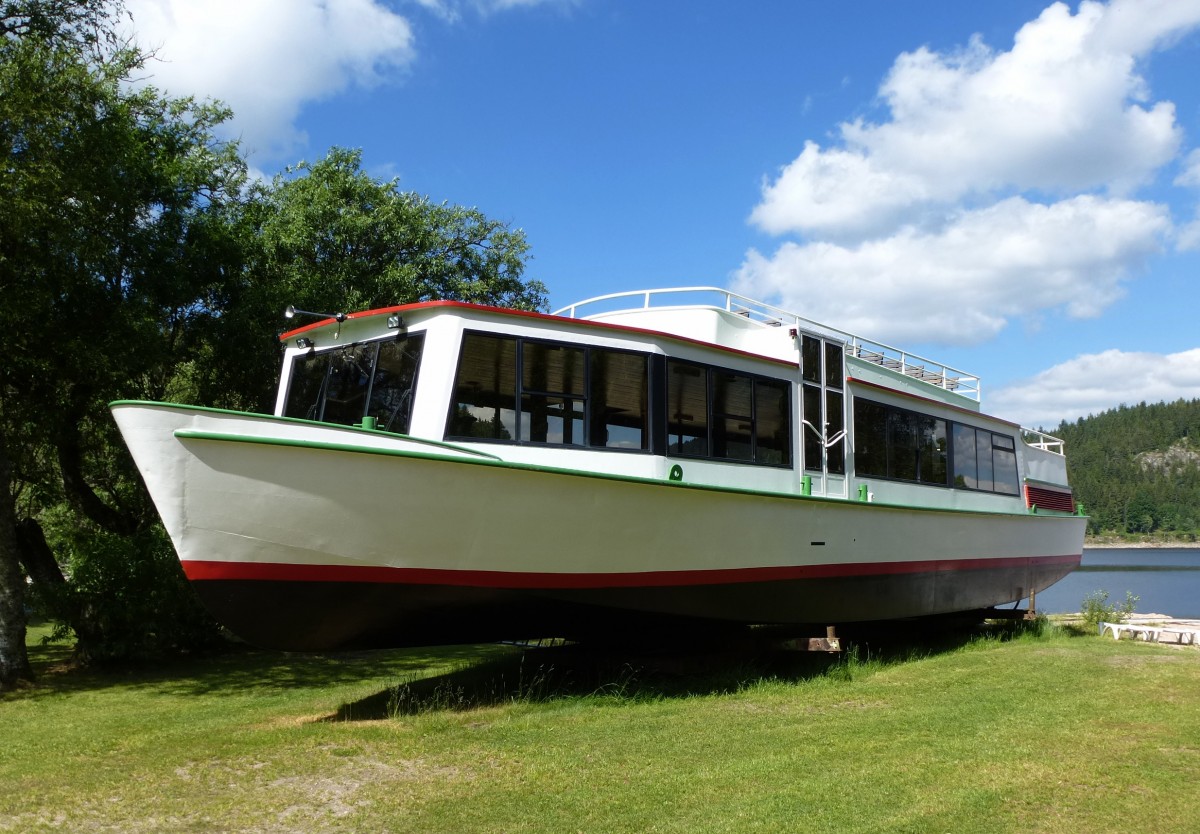 ehemalige MS  St.Nikolaus , hat 46 Jahre als Ausflugschiff auf dem Schluchsee/Schwarzwald gedient, liegt nun namenlos und wartet auf den Transport nach Berlin, wird dort auf der Spree unter dem neuen Namen  Vagabund  den Dienst wieder aufnehmen, Juni 2014