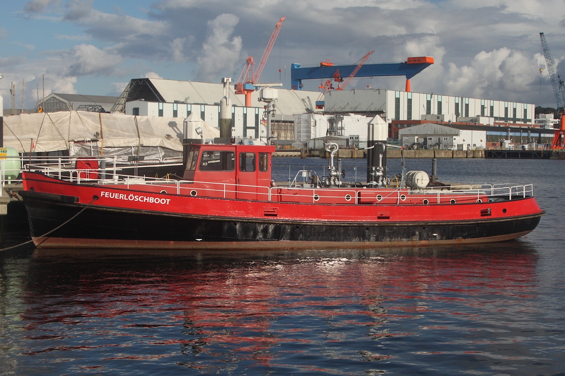 Ehemaliges Feuerwehrschiff FEUERLÖSCHBOOT; Eigner/Betreiber: Museum; Datum: 01.08.2025; Aufnahmeort: Hafen Kiel, Ostsee, Deutschland; Das Bild zeigt das FEUERLÖSCHBOOT am Anleger des Kieler Schifffahrtsmuseums.