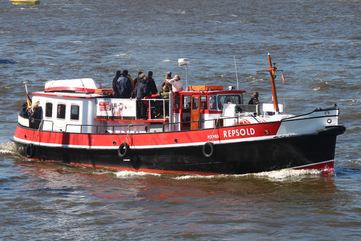 Ehemaliges Feuerwehrschiff REPSOLD (H21985); Eigner/Betreiber: privat; Datum: 10.05.2015; Aufnahmeort: Elbe/Hafen Hamburg, Deutschland.
