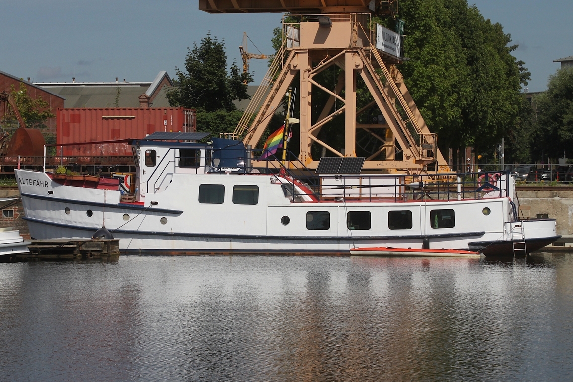 Ehemaliges Personen-Motorschiff ALTEFÄHR (ex P-407); Eigner/Betreiber: privat; Datum: 11.08.2025; Aufnahmeort: Elbe/Hafen Hamburg (Harburger Binnenhafen), Deutschland. Das Bild zeigt die ALTEFÄHR an ihrem Dauerliegeplatz im Museumsbereich nahe der Zitadellen-Brücke. Zwischenzeitlich fuhr das 1923 als PMS KÖRLING in Dienst gestellte Schiff auch unter dem Namen PMS MALMANTILE. Heute ist es als Wohnschiff ausgebaut.