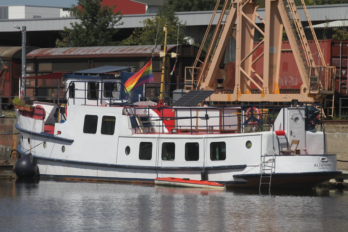 Ehemaliges Personen-Motorschiff ALTEFÄHR (ex P-407); Eigner/Betreiber: privat; Datum: 11.08.2025; Aufnahmeort: Elbe/Hafen Hamburg (Harburger Binnenhafen), Deutschland. Das Bild zeigt die ALTEFÄHR an ihrem Dauerliegeplatz im Museumsbereich nahe der Zitadellen-Brücke. Zwischenzeitlich fuhr das 1923 als PMS KÖRLING in Dienst gestellte Schiff auch unter dem Namen PMS MALMANTILE. Heute ist es als Wohnschiff ausgebaut.