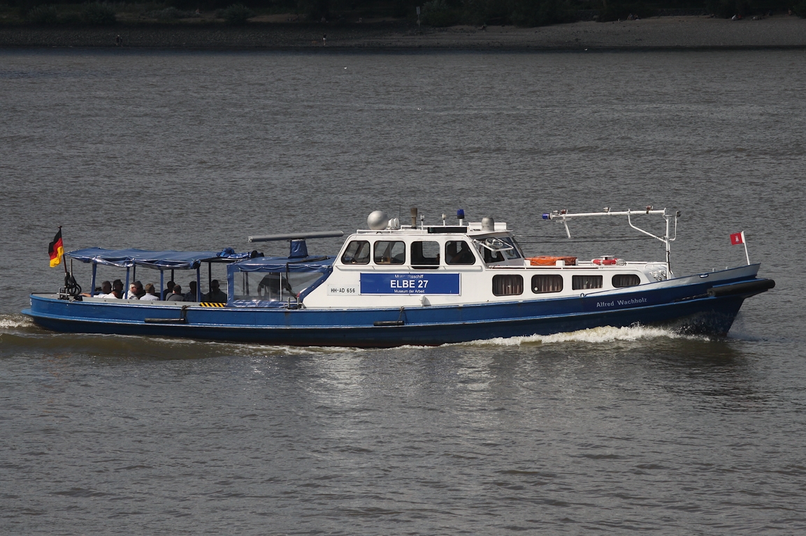 Ehemaliges Polizeischiff ALFRED WACHHOLZ / ELBE 27 (HH-AD 656); Eigner/Betreiber: Museum der Arbeit Hamburg; Datum: 19.07.2025; Aufnahmeort: Elbe/Hafen Hamburg, Deutschland. 