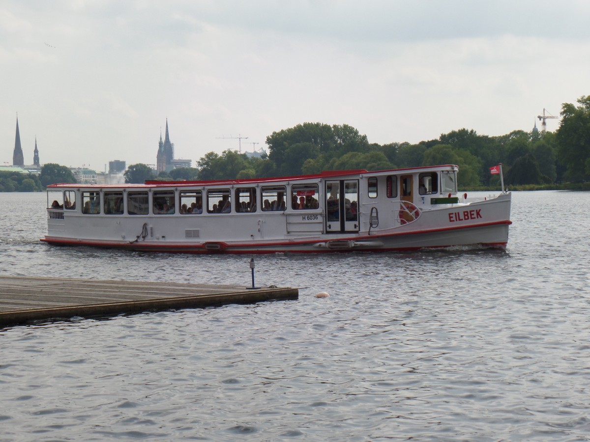 EILBEK (3) am 14.7.2014, Hamburg, Außenalster vor dem Uhlenhorster Fährhaus /

Alsterschiff / Lüa 22,22 m, B 4,94 m / Diesel-Elektro DES, MWM, 100 PS, mit Schacht vorn / 200 Pass. / 1951 bei Oelkers, Hamburg-Neuhof / 1961 neuer Motor Daimler-Benz-Diesel, 125 PS, ohne Schacht, jetzt MS / 1962 umgebaut auf Einmannbetrieb mit Anlegemagneten / 1981 DAF-Diesel, 150 PS, Tg 1,43 m, 197 Pass., 
