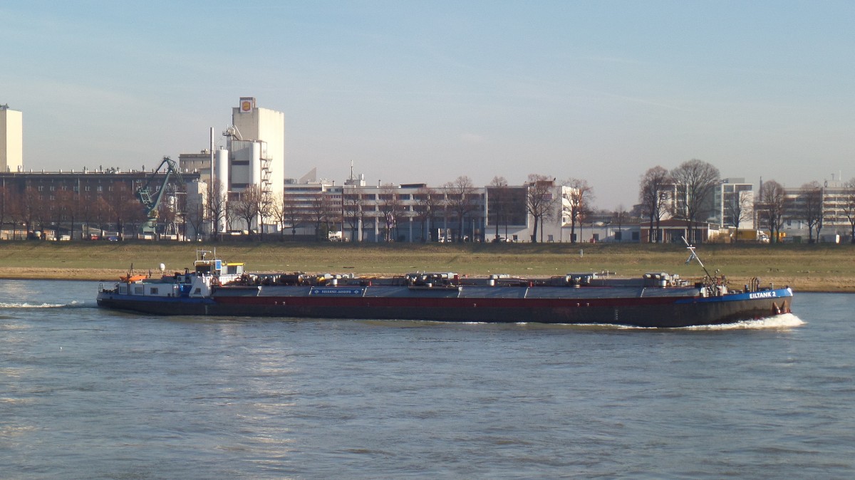 EILTANK 2 (ENI 04017610) am 7.2.2015 zu Berg auf dem Rhein in Köln /
Ex-Namen: H.J. KOK (Emden), RHEINTANK 2 (Stinnes, Duisburg), ELENA W, 
TMS / Lüa 79,92 m, B 8,99 m, Tg 2,7 m / 1.339 t / 1 MWM-Diesel, 196 kW,675 PS / 1970 bei DIW, Berlin-Spandau /
