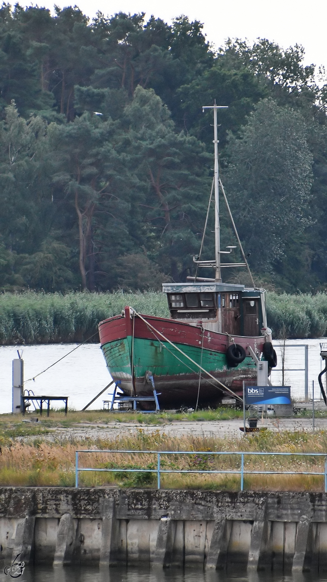 Ein alter Fischkutter ist hier Mitte August 2021 in Wolgast im Trockendock zu sehen.