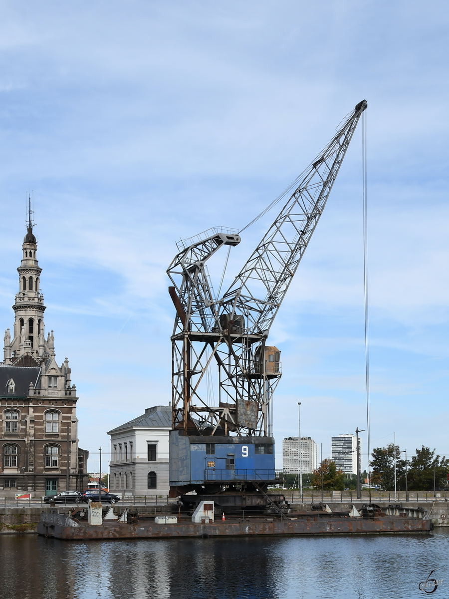 Ein alter Hafenkran Ende Juli 2018 im Bonapartedok Antwerpen.