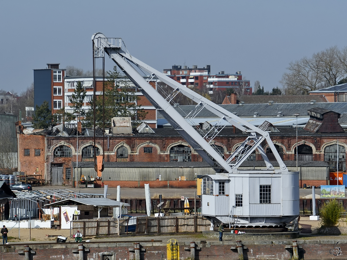 Ein alter Hafenkran in Hafen von Lübeck. (März 2022)