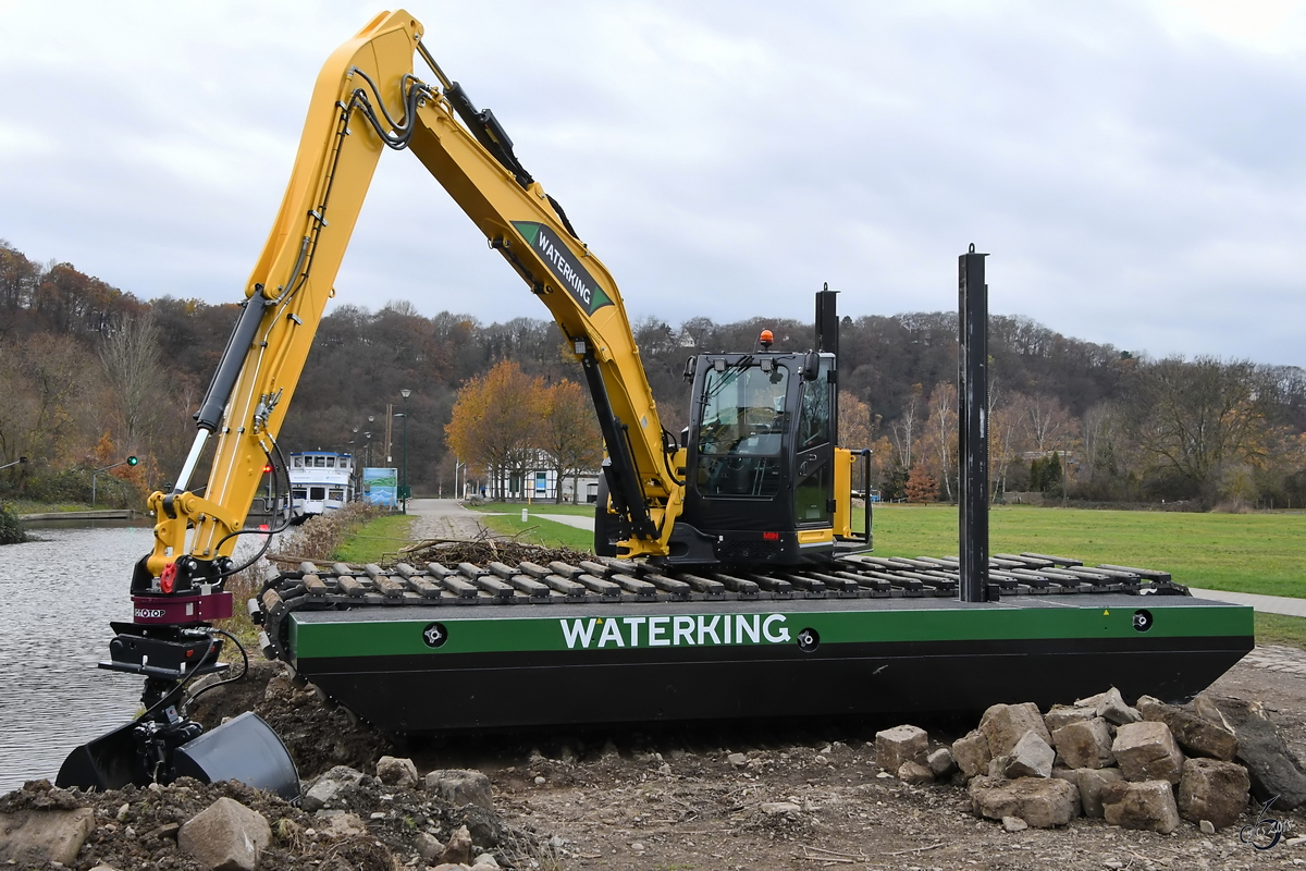 Ein amphibischer Bagger der Holländischen Firma Waterking pausiert Anfang Dezember 2018 am Ruhrufer bei Witten.