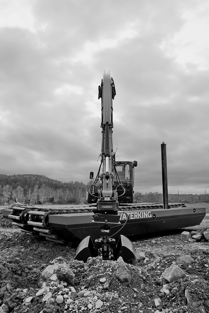 Ein amphibischer Bagger der Holländischen Firma Waterking pausiert Anfang Dezember 2018 am Ruhrufer bei Witten.