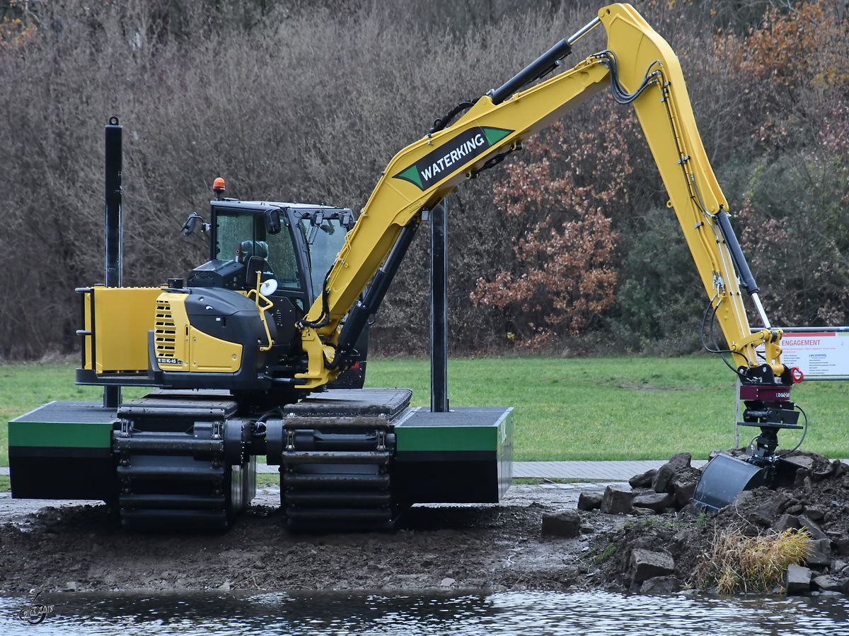 Ein amphibischer Bagger der Holländischen Firma Waterking pausiert Anfang Dezember 2018 am Ruhrufer bei Witten.