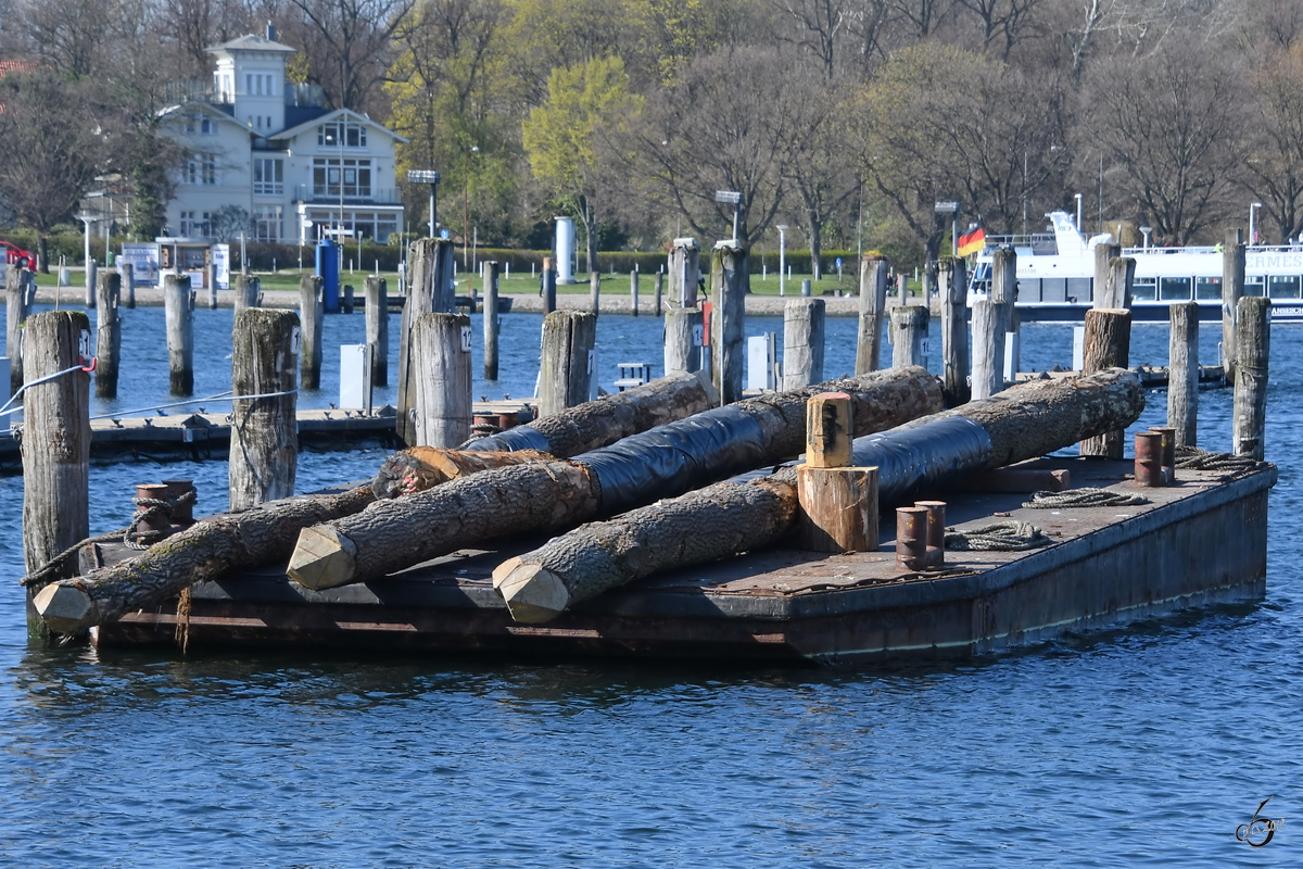 Ein Arbeitsponton Anfang April 2019 in Travemünde.