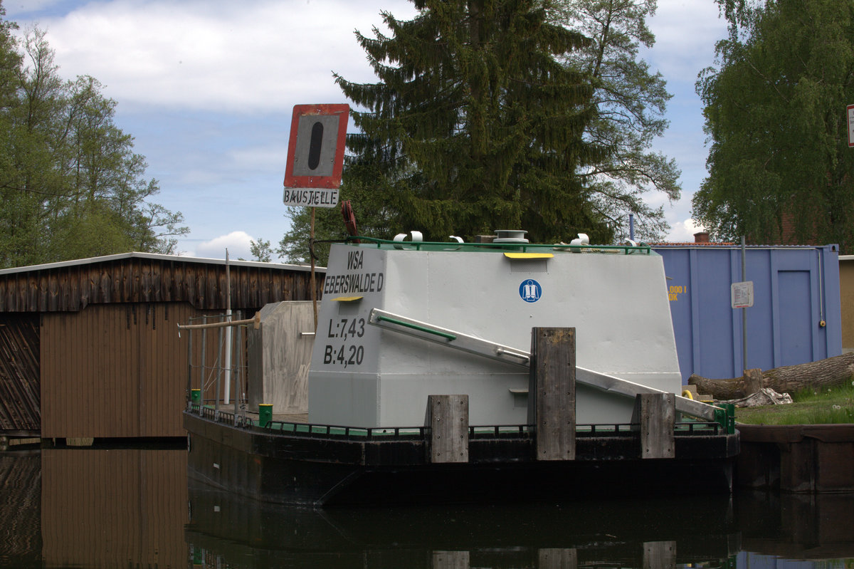 ein Arbeitsprahm (?) des Wasserstraßenamtes Eberswalde bei Canow.17.05.2017 12:46 Uhr.