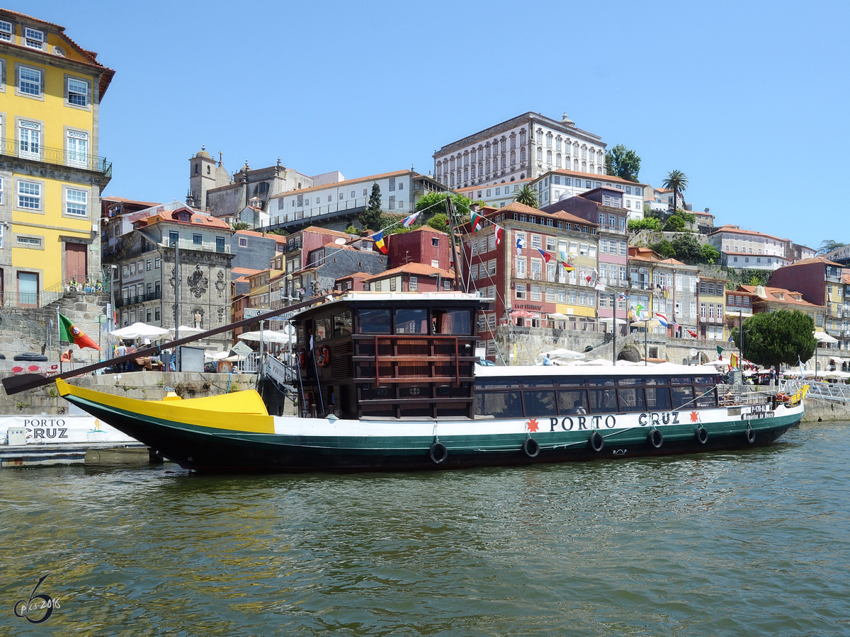 Ein Ausflugsboot  Memórias do Douro  in Porto (Mai 2013)