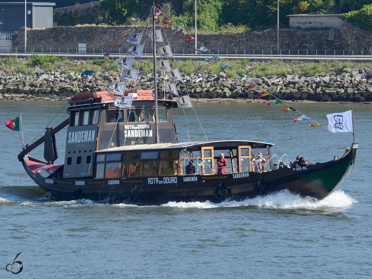 Ein Ausflugsboot  ROTA DO DOURO  auf dem Fluss Douro in Porto (Mai 2013)