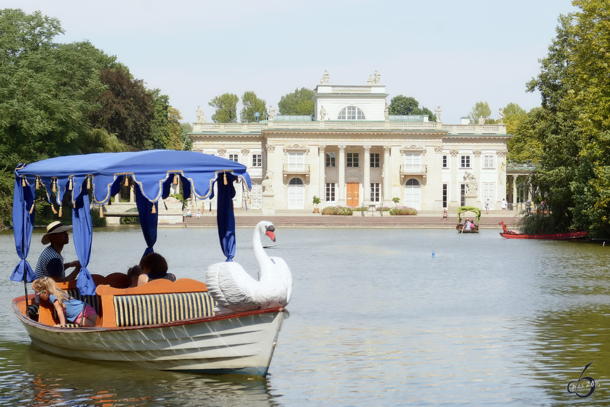 Ein Ausflugsboot vor dem Łazienki-Palast im gleichnamigen Park in Warschau (August 2015)