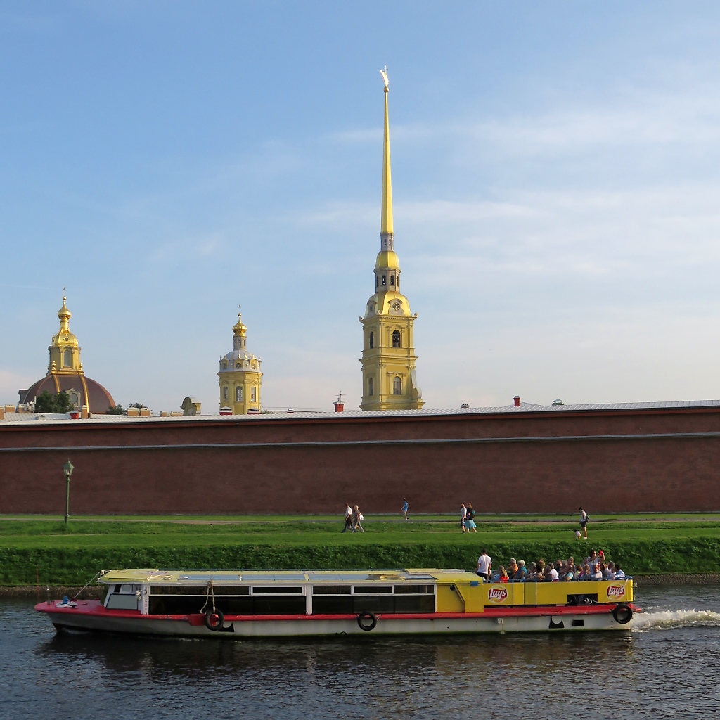 Ein Ausflugsschiff ohne Namen vor der Peter-und-Paul-Festung in St. Petersburg, 19.8.17

Dies ist ein anderes Schiff als im nächsten Bild!