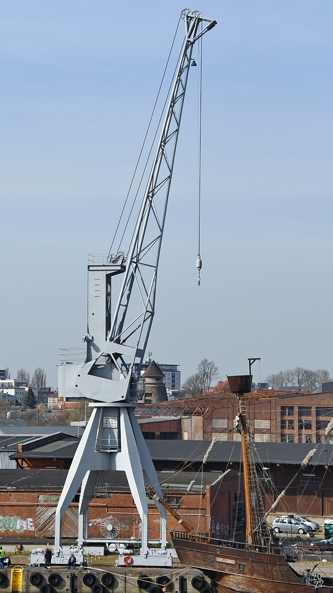 Ein ausgedienter Hafenkran in Lübeck. (März 2022)