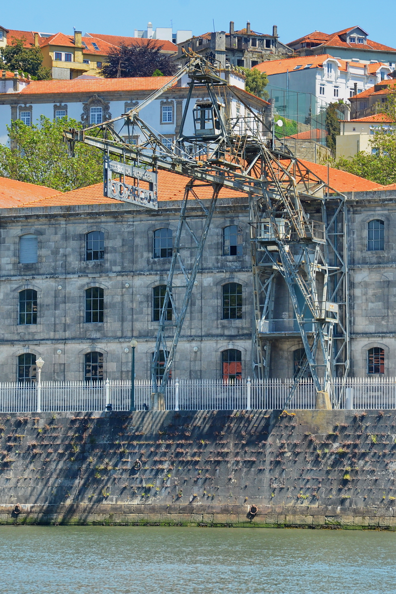 Ein ausgedienter Hafenkran, so gesehen Ende Mai 2013 am Fluss Douro in Porto.