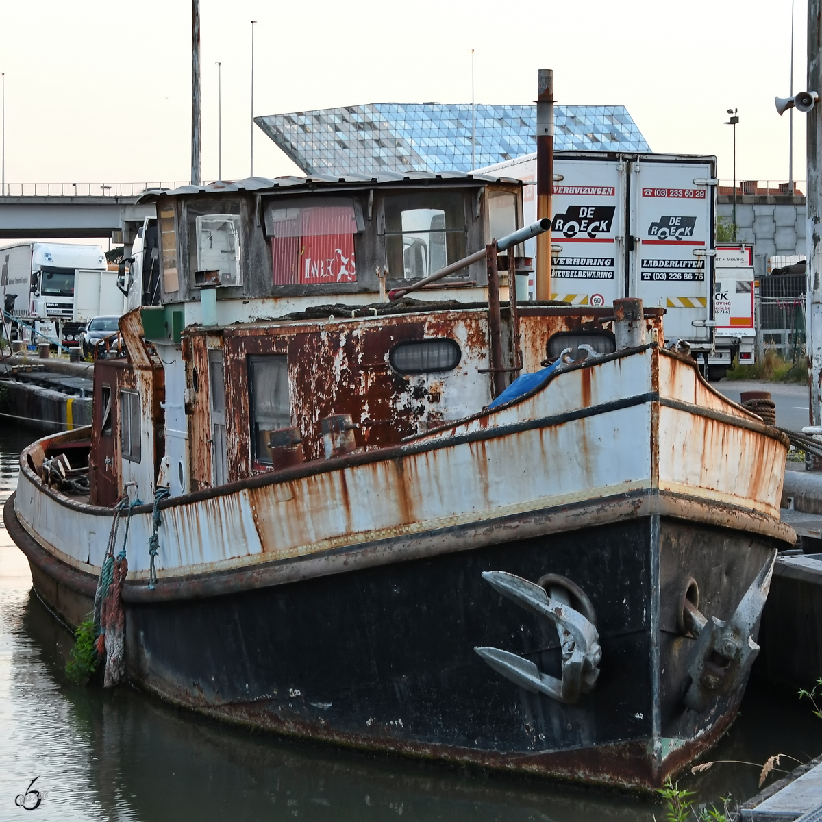 Ein ausgedientes Schiff Ende Juli 2018 im Straatsburgdok Antwerpen.