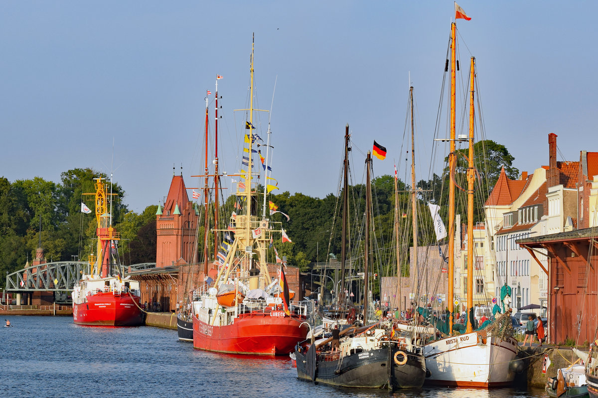 Ein Bild, das es  so  sonst nicht zu sehen gibt: die Feuerschiffe FEHMARNBELT (im Vordergrund) und ELBE 1 (BÜRGERMEISTER O'SWALD) - am 14.08.2020 im Hansehafen Lübeck