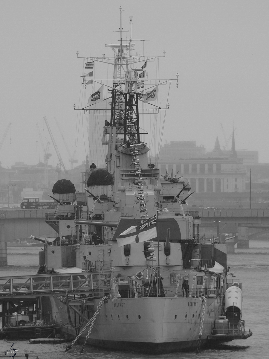 Ein Blick auf des Heck des Kreuzers HMS Belfast in London (März 2013)