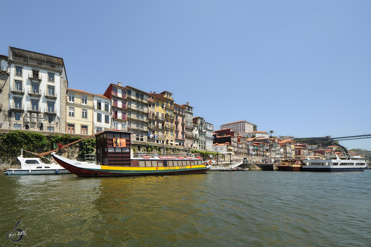 Ein Blick auf die farbenfrohe Altstadt von Porto mit dem  Cais da Ribeira  (Mai 2013)