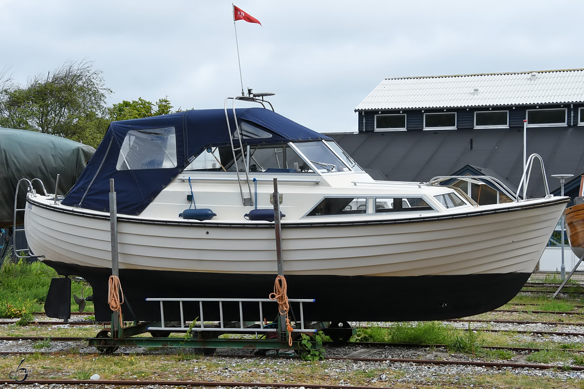 Ein Boot auf Schienen Anfang Juni 2018 von Aalborg.